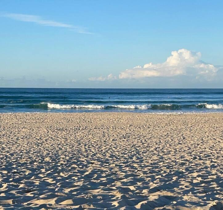 Appartement Chic Beachside Getaway 2Br 2Bath Fully Equipped à Gold Coast Extérieur photo