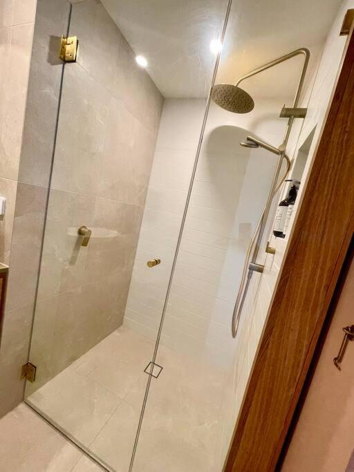 Appartement Chic Beachside Getaway 2Br 2Bath Fully Equipped à Gold Coast Extérieur photo