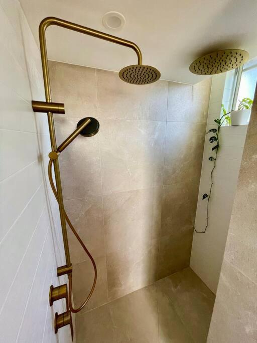Appartement Chic Beachside Getaway 2Br 2Bath Fully Equipped à Gold Coast Extérieur photo