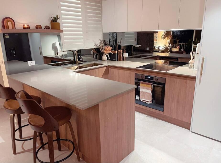 Appartement Chic Beachside Getaway 2Br 2Bath Fully Equipped à Gold Coast Extérieur photo