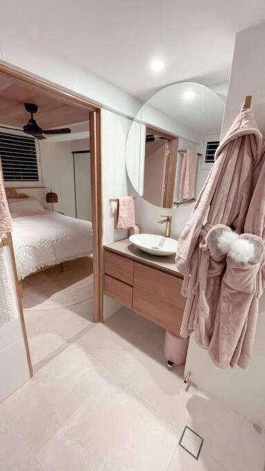 Appartement Chic Beachside Getaway 2Br 2Bath Fully Equipped à Gold Coast Extérieur photo