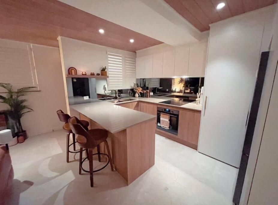 Appartement Chic Beachside Getaway 2Br 2Bath Fully Equipped à Gold Coast Extérieur photo