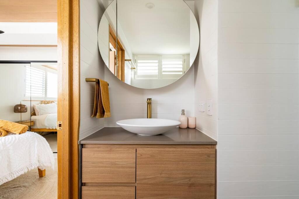 Appartement Chic Beachside Getaway 2Br 2Bath Fully Equipped à Gold Coast Extérieur photo