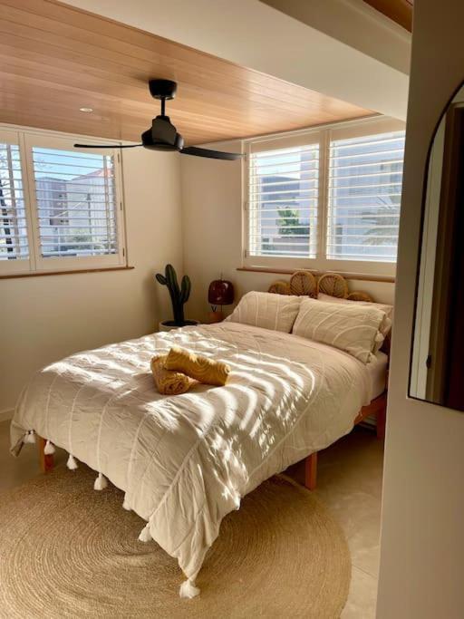 Appartement Chic Beachside Getaway 2Br 2Bath Fully Equipped à Gold Coast Extérieur photo