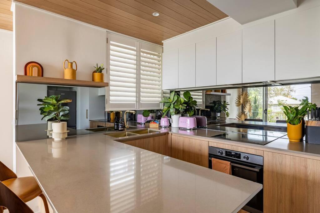 Appartement Chic Beachside Getaway 2Br 2Bath Fully Equipped à Gold Coast Extérieur photo