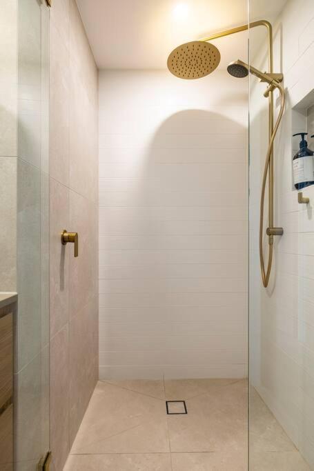 Appartement Chic Beachside Getaway 2Br 2Bath Fully Equipped à Gold Coast Extérieur photo