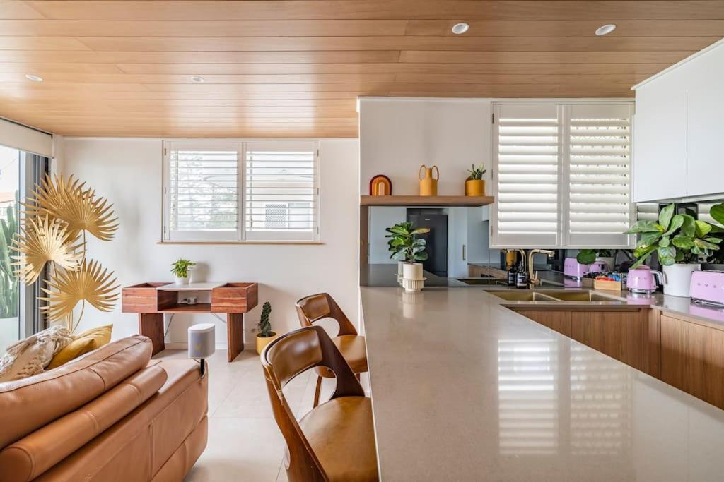 Appartement Chic Beachside Getaway 2Br 2Bath Fully Equipped à Gold Coast Extérieur photo